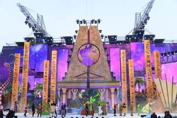 La XIII Gala de la Integración viste el escenario del Carnaval de La Tierra con el desfile de sus participantes/Lpcarnaval.